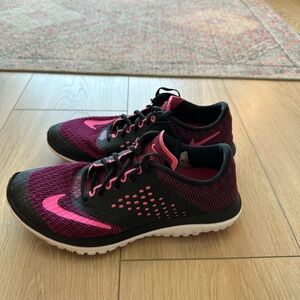 Nike Women's Black and Pink Sneakers